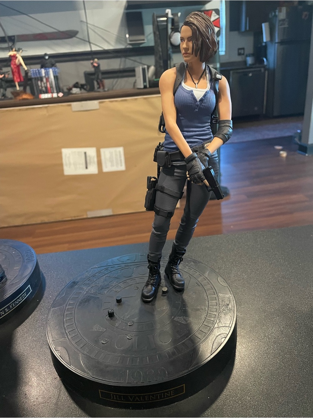 RESIDENT EVIL JILL VALENTINE STATUE